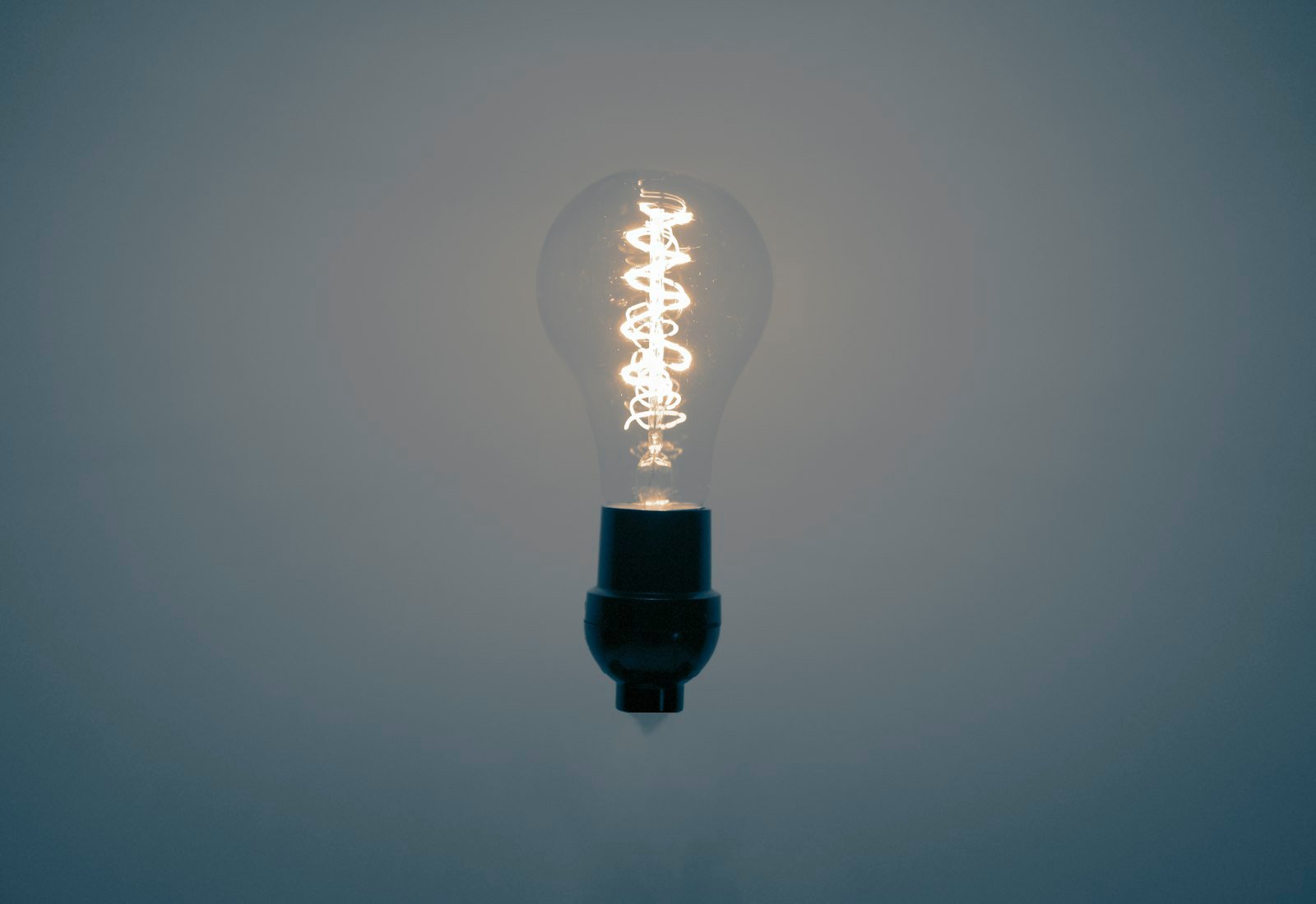 Glowing filament LED bulb